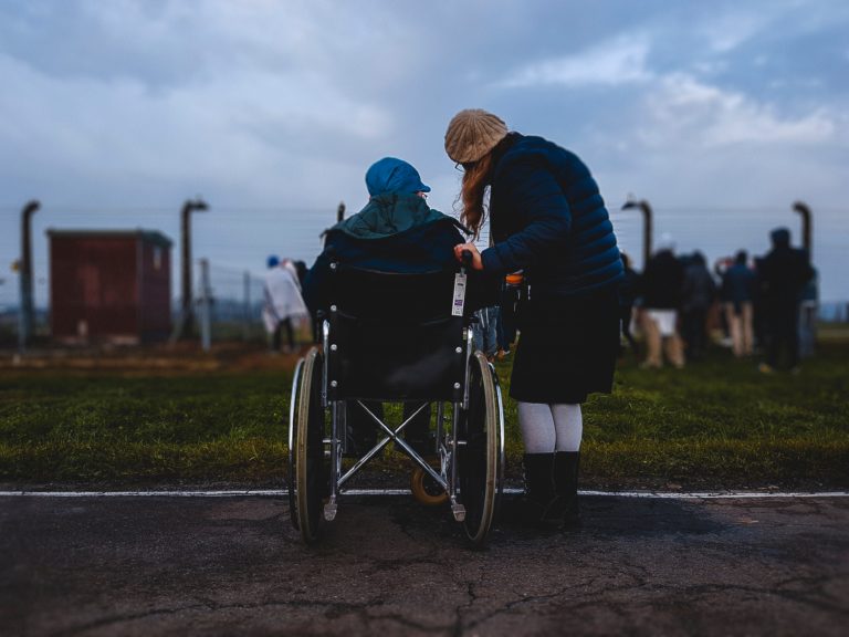 ATENCIÓN SOCIOSANITARIA A PERSONAS DEPENDIENTES EN INSTITUCIONES SOCIALES formacion gratuita en talento digital